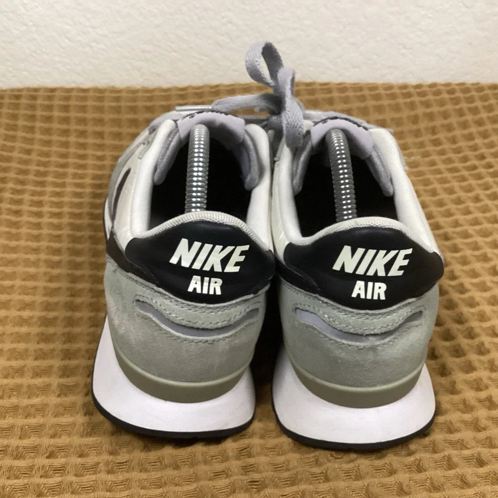 Nike Internationalist Mens Sz 9 White Grey Retro Runner Shoes Sneakers